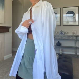 WHITE ESSENTIAL BUTTON DOWN TOP